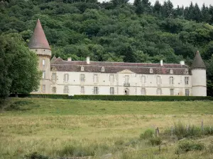 Castello di Bazoches - Antica residenza del maresciallo Vauban: torri circolari e la facciata del castello, pre e alberi nel Parco Regionale Naturale Morvan