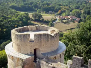 Castello di Bonaguil - Vista della parte superiore della grande torre e la campagna circostante dalla terrazza della torre