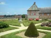 Castello di Carrouges - Aiuole e facciata sul giardino del castello nel Parco Naturale Regionale Normandie-Maine