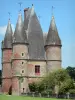 Castello di Carrouges - Gatehouse fiancheggiata da torrette nel Parc Naturel Regional Normandie-Maine