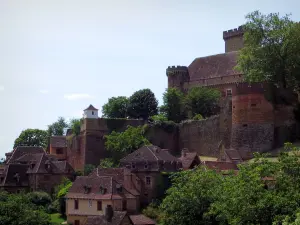 Castello di Castelnau-Bretenoux - Castello, muri, case e alberi, in Quercy