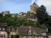 Castello di Castelnaud - Fortezza medievale che domina le case del villaggio della valle della Dordogna, nel Périgord