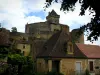 Castello di Castelnaud - Fortezza medievale che domina le case del villaggio della valle della Dordogna, nel Périgord