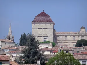 Castello di Castries - Castello rinascimentale, il campanile ei tetti della città