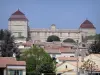 Castello di Castries - Castello rinascimentale e le case della città
