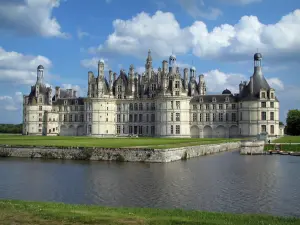 Castello di Chambord - Castello rinascimentale, prati, canali e le nuvole in cielo blu