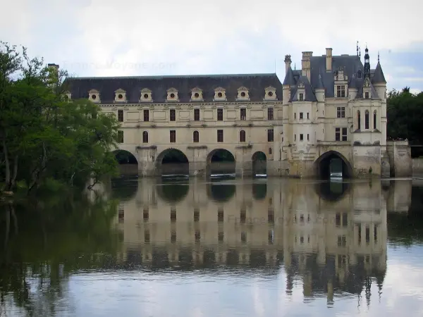 Castello di Chenonceau - Castello rinascimentale (Château des Dames) con la sua galleria a due piani e il suo ponte sul Cher (fiume)