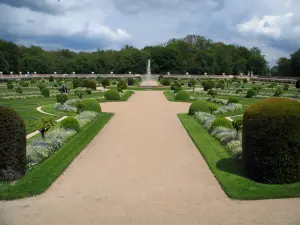 Castello di Chenonceau - Diane de Poitiers giardino con i suoi sentieri, la sua fontana, i suoi parterre in lingua francese e arbusti, alberi e le nuvole nel cielo