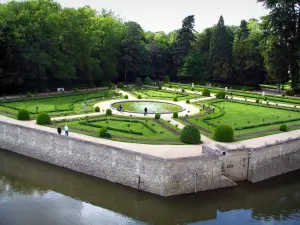 Castello di Chenonceau - Caterina de Medici giardino con il suo laghetto, le aiuole e cespugli, alberi e fossati