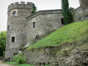 Castello di Chouvigny - Castello medievale, nella valle del Sioule (Sioule gola)