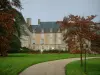 Castello di Colombières - Viale di prati, alberi e castello