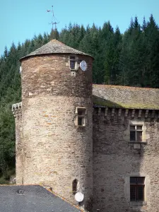 Castello di Coupiac - Torre del castello con un orologio