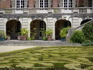 Castello di Courances - Castle, piante in vaso e bosso parterre de broderie il giardino alla francese
