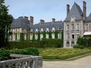 Castello di Courances - Parte del castello, annessi e bosso parterre de broderie il giardino alla francese