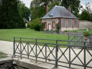 Castello di Courson - Pavilion, prato e strada privata, nel villaggio di Courson-Monteloup