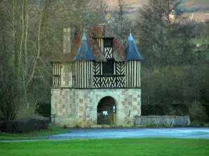 Castello di Crèvecoeur-en-Auge - Gatehouse (legno e mattoni e pietra a scacchi) e alberi del Pays d'Auge
