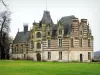 Castello di Ételan - Castello gotico, prati e alberi, all'interno del Parco Naturale Regionale Loops della Senna Normande