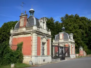Castello di Ferrières - Bandiere e alla porta del Chateau de Ferrieres-en-Brie