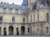 Castello di Fontainebleau - Castello di Fontainebleau: ali che si affacciano sul cortile della Fontana