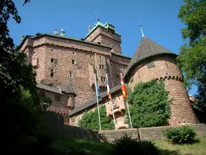 Castello di Le Haut-Koenigsbourg - Fortezza e alberi