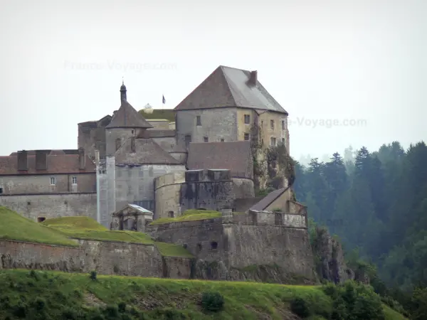 Castello di Joux - Fort (forte) ospita un museo di armi antiche, La Cluse-et-Mijoux