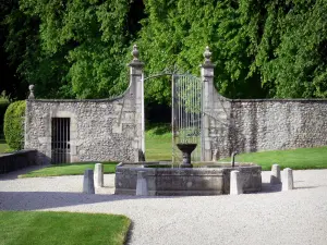 Castello di Longpra - Fontana e cancello d'ingresso del castello nel comune di Saint-Geoire-en-Valdaine
