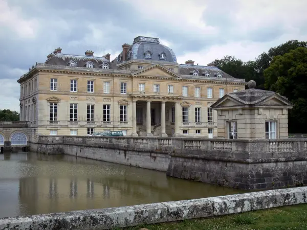 Castello di Marais - Castello di stile Luigi XVI, che ospita il museo di Talleyrand, il padiglione terrazza e fossati, sulla città di Le Val-Saint-Germain