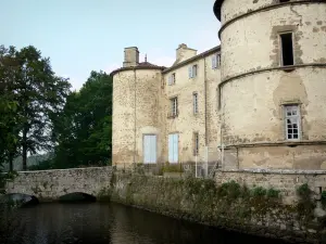 Castello di Martinanches - Tower, torre, facciata del castello e piccolo ponte su un fossato, sulla città di Saint-Dier d'Auvergne