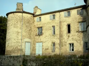 Castello di Martinanches - Torre e la facciata del castello nel comune di Saint-Dier d'Auvergne