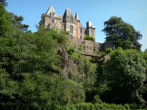 Castello di Mesnil-Glaise - Castello che domina la valle del Orne, e gli alberi sulla città di Batilly