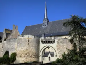 Castello di Montreuil-Bellay - Chiesa Collegiata di Notre Dame torre e bastioni della fortezza medievale