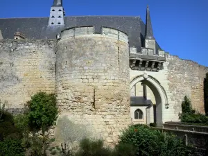 Castello di Montreuil-Bellay - Torre e bastioni della fortezza medievale, il tetto di Notre Dame