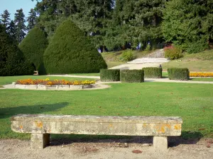 Castello di Ravel - Giardino alla francese del castello: panchina di pietra, prati, aiuole e tagliata tassi cono