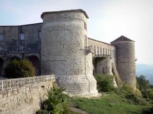 Castello di Ravel - Torri e la facciata della fortezza reale