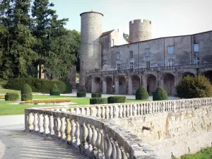 Castello di Ravel - Tower, torre, portico e di fronte al castello e giardino alla francese completo di arbusti tagliati e aiuole