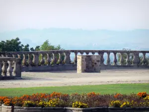 Castello di Ravel - Giardino del castello con la sua vista (panorama) e la sua tavola d'orientamento, aiuola in primo piano