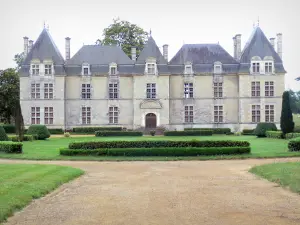 Castello di Ravignan - Facciata del castello in stile Luigi XIII e il suo parco alla francese, nel comune di Perquie, Bas-Armagnac