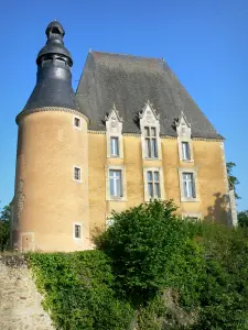 Castello di Semur-en-Vallon - Torre circolare e la facciata del castello di Semur