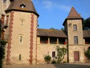 Castello di Thoury - Edificio principale e la sua galleria, il comune di Saint-Pourçain sur Besbre Besbre nella valle (Valle del Besbre)