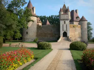 Castello di Thoury - Pathway, fiancheggiata da fiori e arbusti, che conduce al castello nel comune di Saint-Pourçain sur Besbre Besbre nella valle (Valle del Besbre)