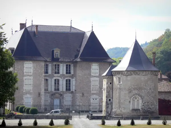 Castello di Touvet - Cappella e la facciata del castello nella città di Le Touvet in Grésivaudan