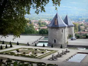 Castello di Touvet - Gardens (scala acqua, bacini e bosso giardini parterre) che si affaccia la cappella e la torre del castello e dei tetti del villaggio Touvet sullo sfondo, sulla città di Le Touvet in Grésivaudan