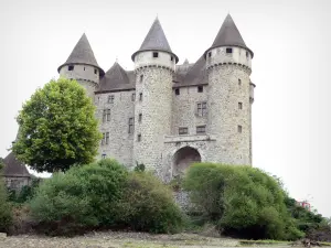 Castello di Val - Fortezza medievale con le sue torri merlate sormontato da tetti pepe-pot
