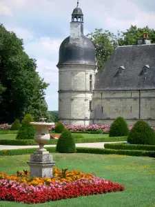 Castello di Valençay - Torre del castello e aiuole (fiori) di giardini alla francese