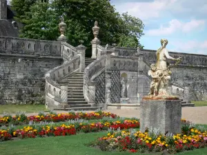 Castello di Valençay - Scale, scultura (statua) e il giardino aiuola della Duchessa