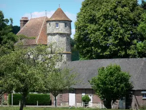 Castello di Vascoeuil - Centro per l'Arte e Storia: torre ottagonale del castello, sede alberi il lavoro d'ufficio del storico Jules Michelet, e la dipendenza