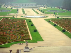 Castello di Vaux-le-Vicomte - Vista del giardino francese di Le Nôtre: giardini a parterre, laghetti, statue e passerelle