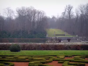 Castello di Vaux-le-Vicomte - Parco del Castello: parterre ricamo di giardini alla francese di Le Nôtre e alberi