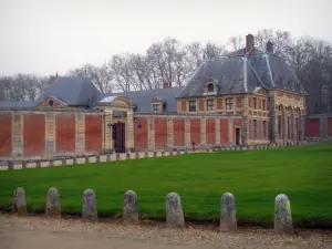 Castello di Vaux-le-Vicomte - Comune (dipendenze) di mattoni e pietra, e prato