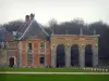 Castello di Vaux-le-Vicomte - Comune (dipendenze) mattoni e portico in pietra e prato